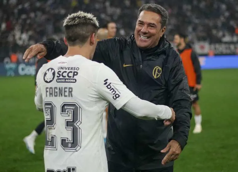 Fagner emagrece três quilos e ganha elogios de Luxemburgo após classificação do Corinthians