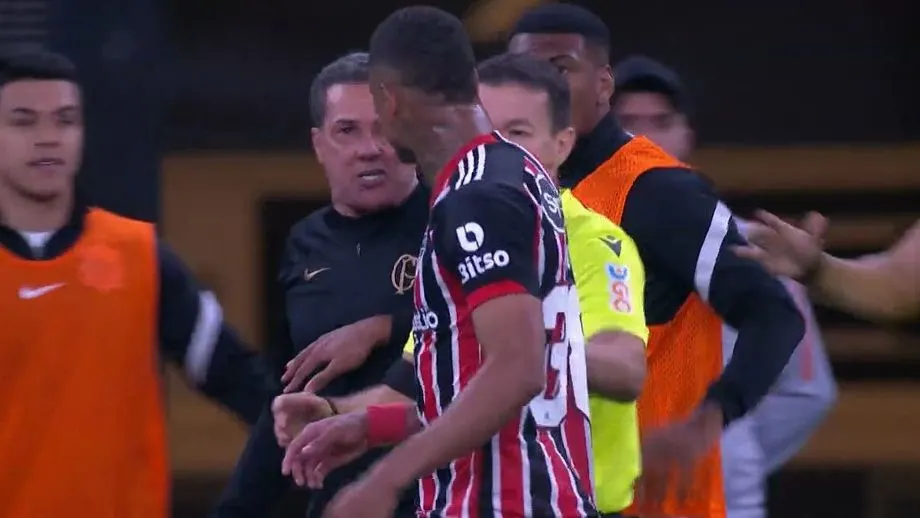 Luciano provoca torcida do Corinthians após gol do São Paulo, inicia confusão e até Luxemburgo se irrita: 