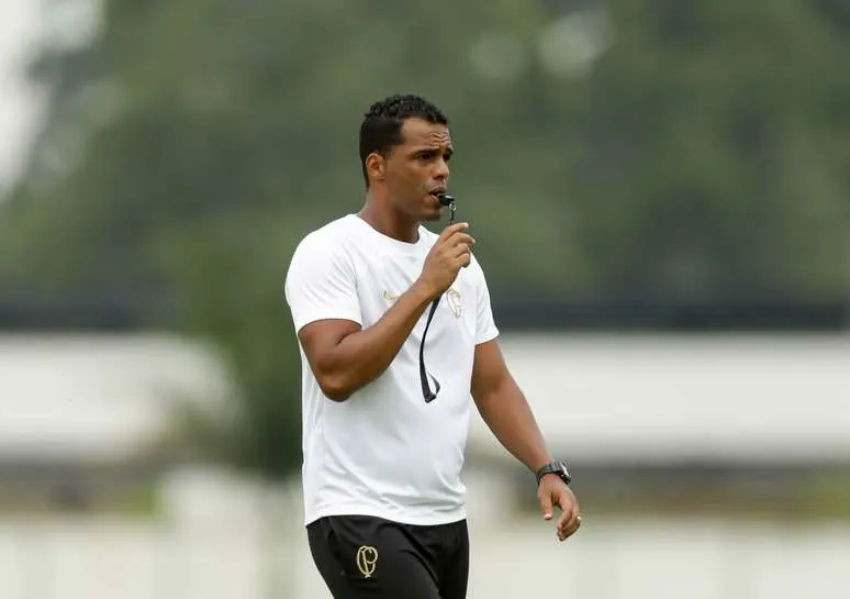 Sem Renato Augusto, Fernando Lázaro busca equilíbrio no meio-campo do Corinthians