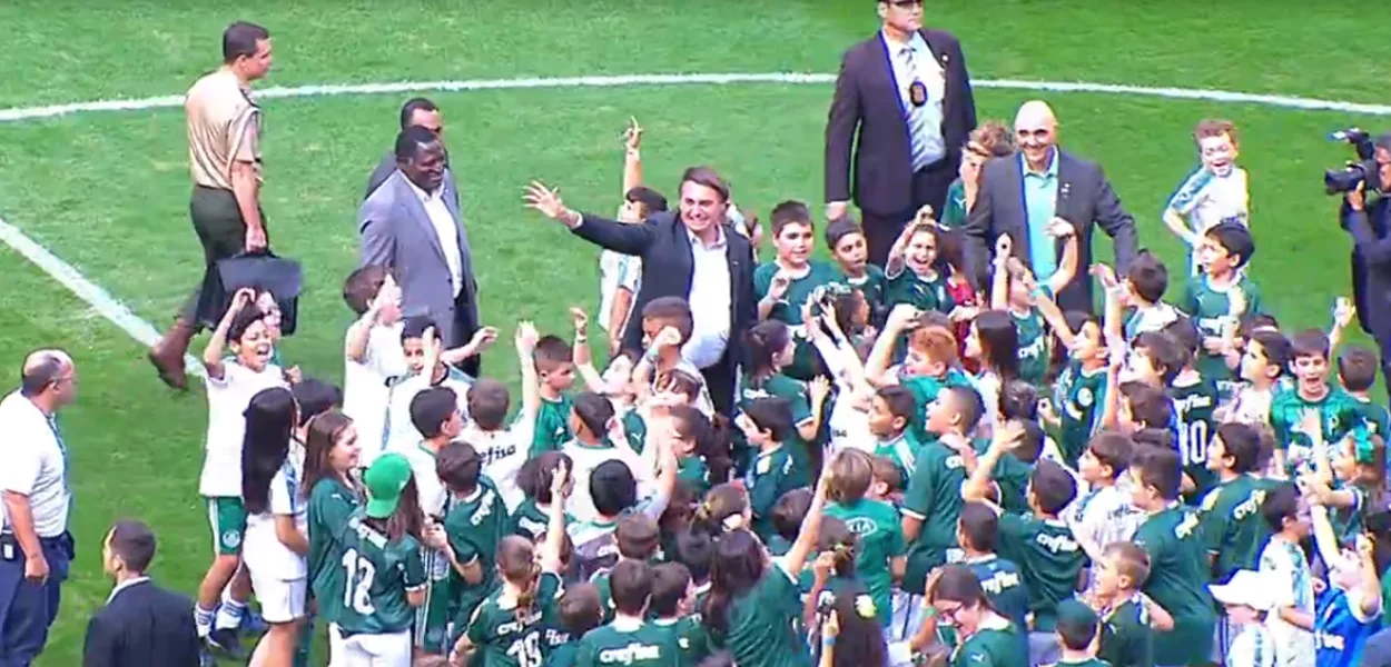 Bolsonaro é xingado e vaiado em jogo do Palmeiras contra Vasco