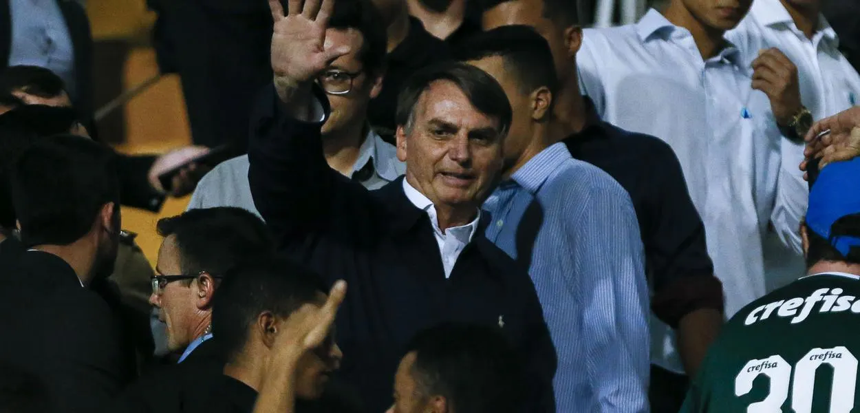 Torcedores do Palmeiras vaiam e xingam Bolsonaro durante partida