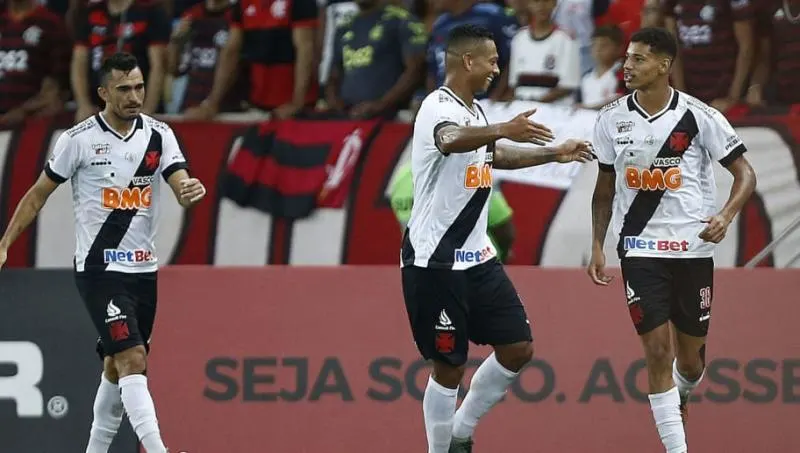 Athletico faz proposta e disputa com Palmeiras destaque do Vasco avaliado em R$ 165 milhões