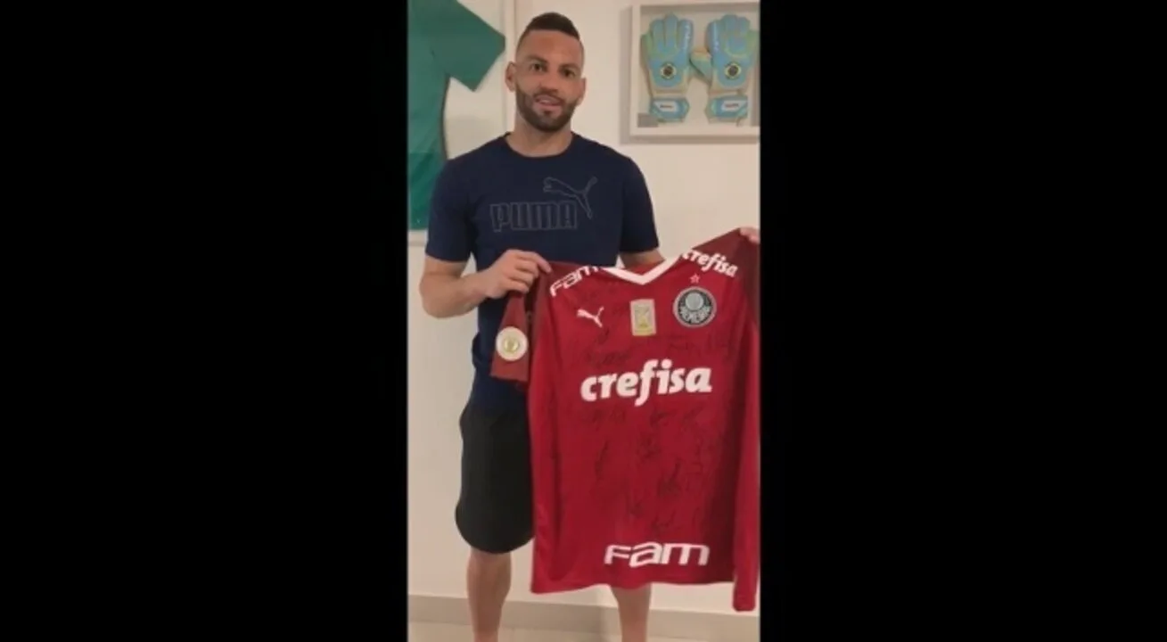 Weverton presenteia criança deficiente com camisa autografada no Acre; família faz rifa