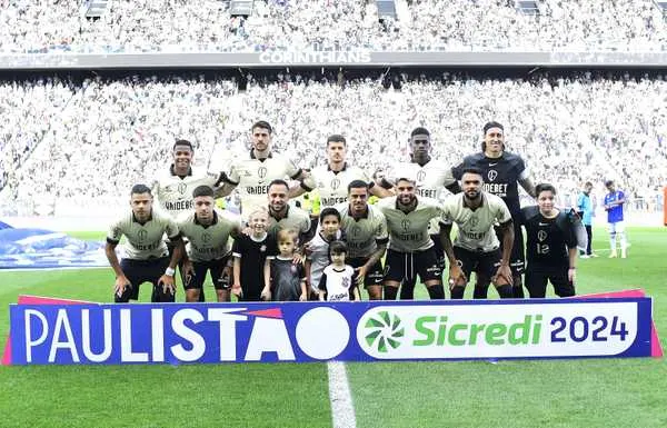 Destaque de Fagner e gol salvador de Pedro Raul garantem vitória do Corinthians.