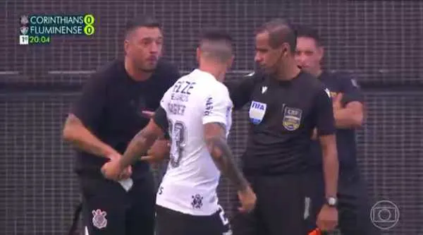 Quarto árbitro veta entrega de bilhete a Fagner por auxiliar do Corinthians.