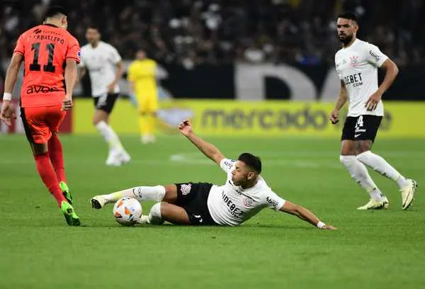 Recorde Igualado: Romero Torna-se Artilheiro Estrangeiro e da Arena no Corinthians.