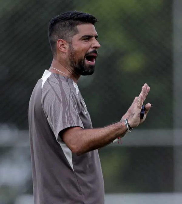 Corinthians encerra preparação sem Rojas para enfrentar Santo André.