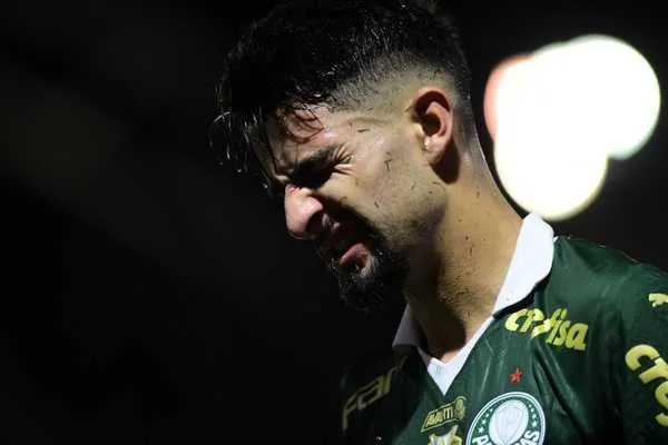 Palmeiras decepciona e perde para o Internacional em jogo irregular em casa