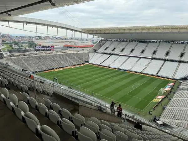 Transmissão, horário e escalações de Corinthians x Fortaleza no futebol brasileiro.