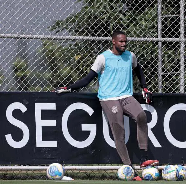 Corinthians testa Carlos Miguel para titularidade contra Fluminense no Brasileirão.