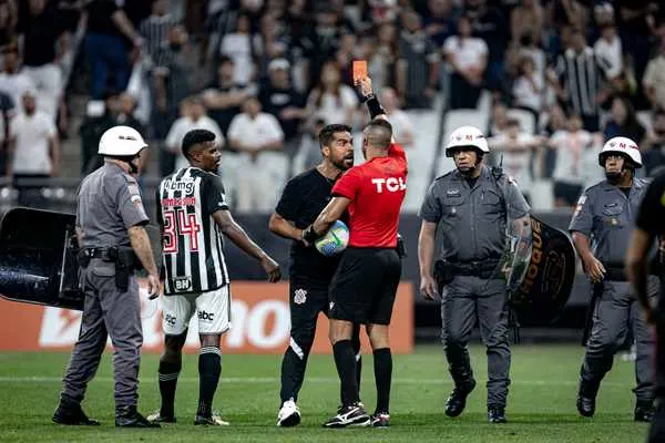 Antônio Oliveira Recebe Cartão, Desfalca Corinthians: Abel Afetado Pelo Afastamento.