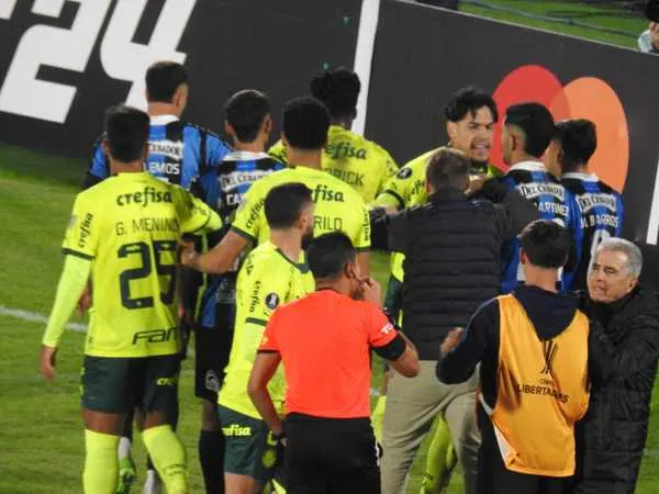 Comemoração de Endrick provoca confusão com jogadores do Liverpool em gol do Palmeiras