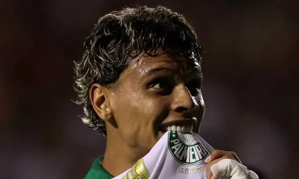 Palmeiras supera expectativas com desempenho acima da média no Brasileirão.