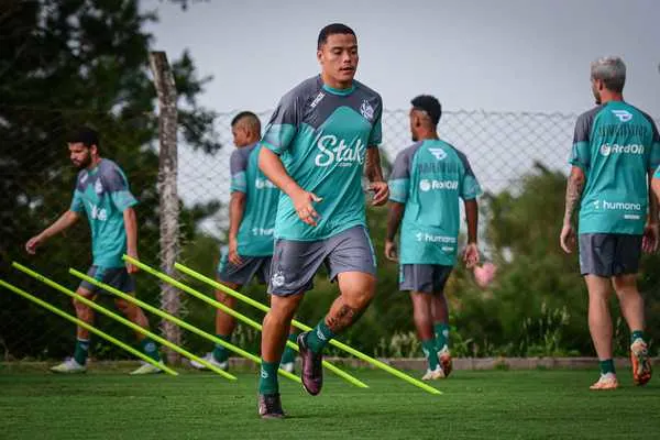 Reencontro de Mandaca com ex-clube: conexão emocional e lembranças marcantes.