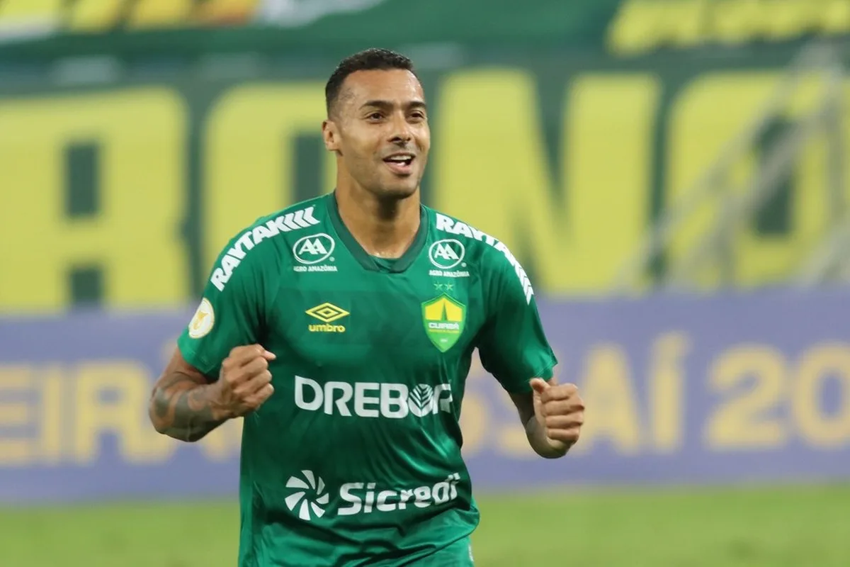 Atacante Elton encerra carreira aos 38 anos após passagens por clubes brasileiros.