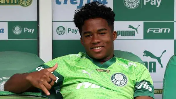 Endrick retorna ao Palmeiras em busca de título antes de transferência para Real Madrid.