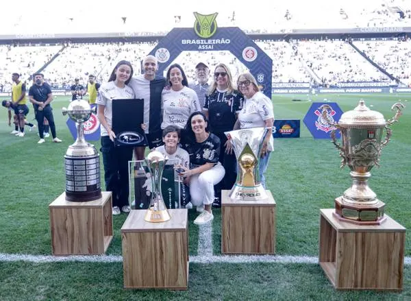 Fábio Santos se despede do Corinthians abraçado por elenco, família e taças; veja fotos