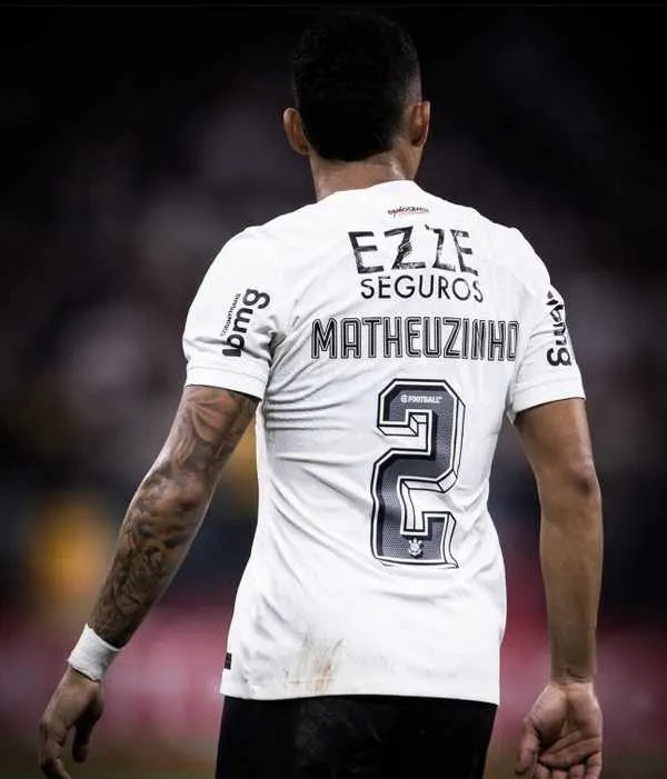 Lateral Matheuzinho reverte mudança de nome no Corinthians