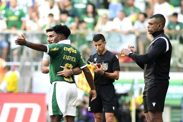 Palmeiras busca retomar eficácia no ataque para superar início ruim no Brasileirão.