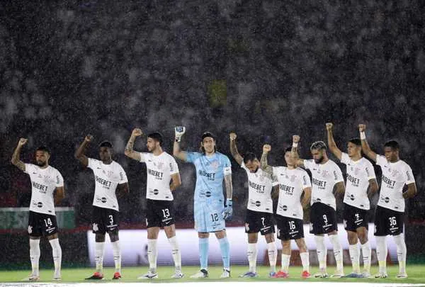 Corinthians se fortalece em preparação para o Dérbi com confiança renovada.