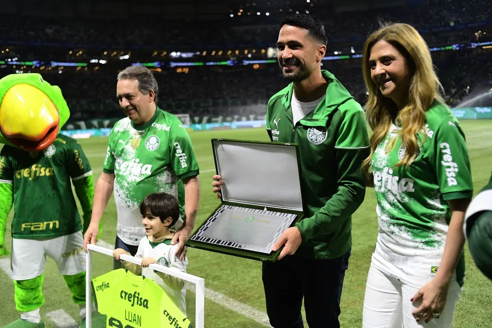 FIM DO CICLO! Palmeiras presta homenagem a zagueiro multicampeão de saída do clube.