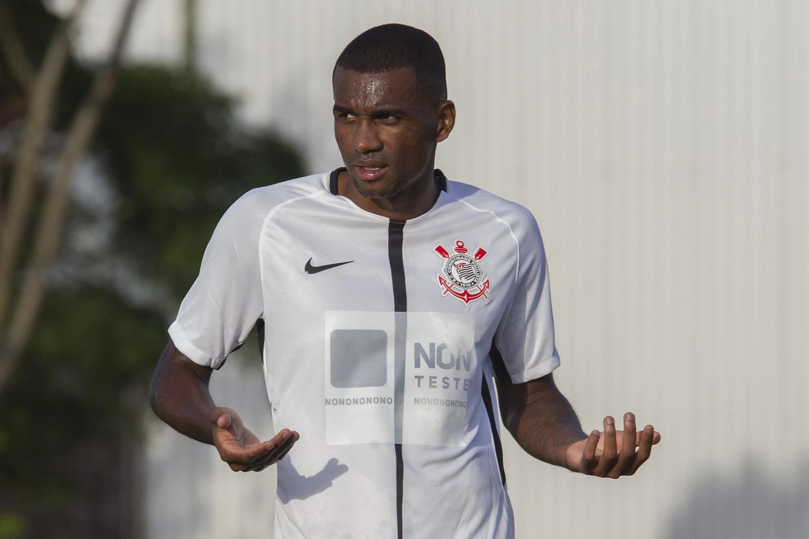 Corinthians testa novo patrocinador central que só aparece após o contato com o suor