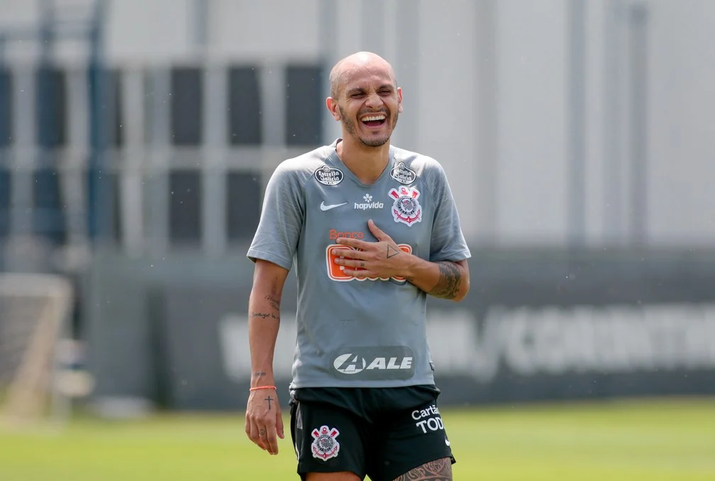 Sem novos vetos, Fábio Santos pode assumir de vez a lateral do Corinthians