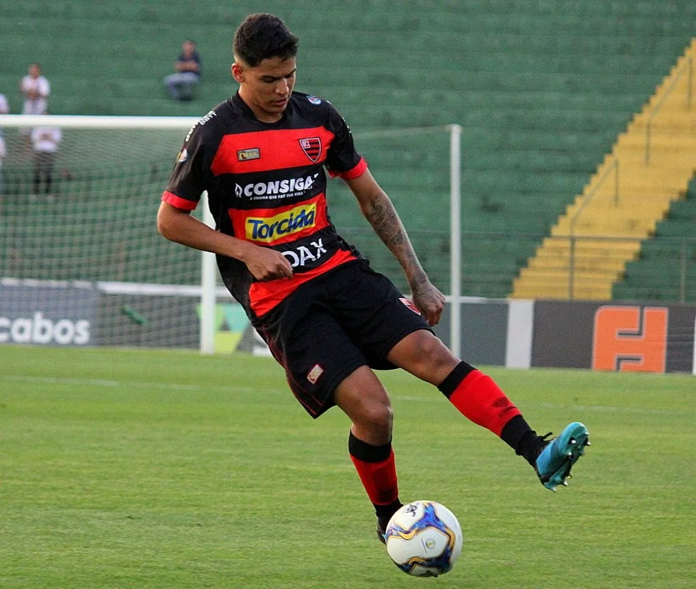 Corinthians empresta zagueiro e pode negociar mais jogadores com o São Caetano