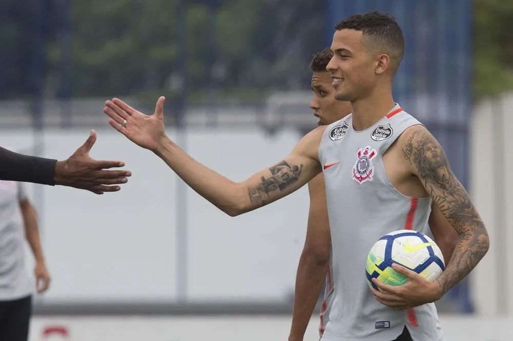 Paulinho motivou Thiaguinho, do Corinthians, antes do jogo contra o Vasco