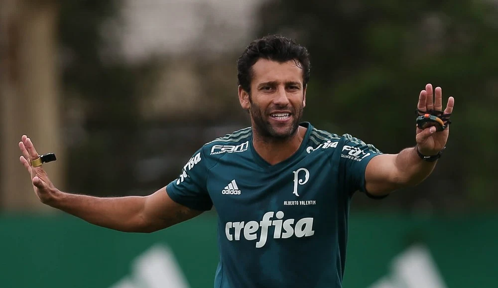  Renovação de Mano fortalece Valentim, mas Palmeiras não descarta outro técnico