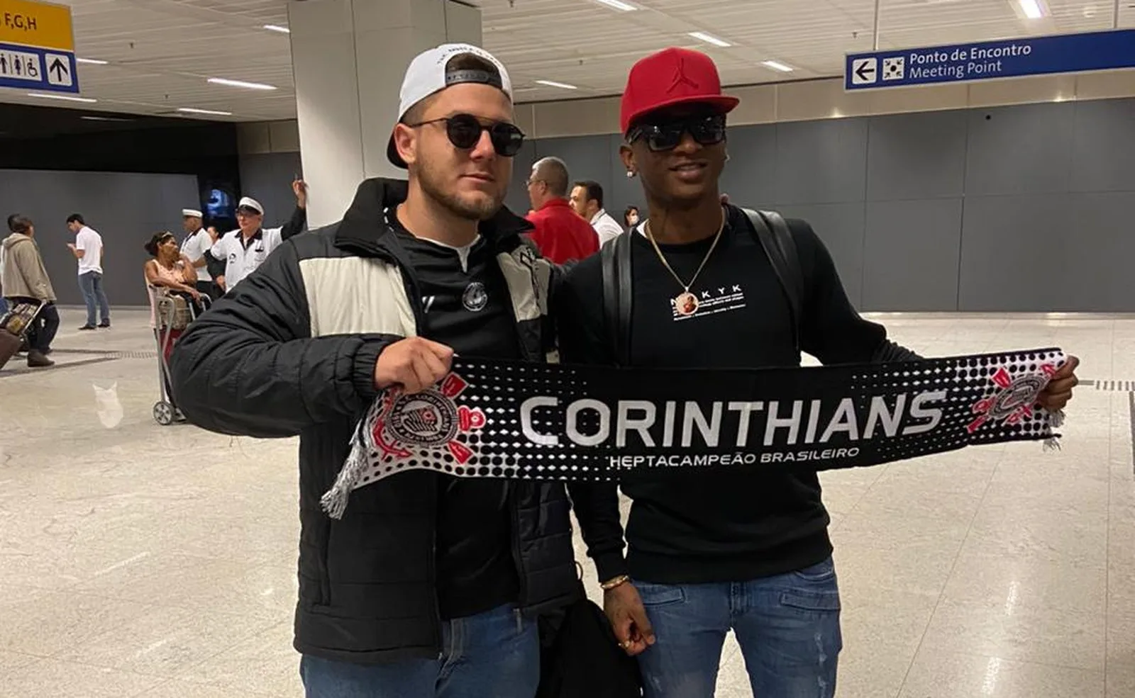 Yony González chega ao Brasil para assinar com o Corinthians e promete 