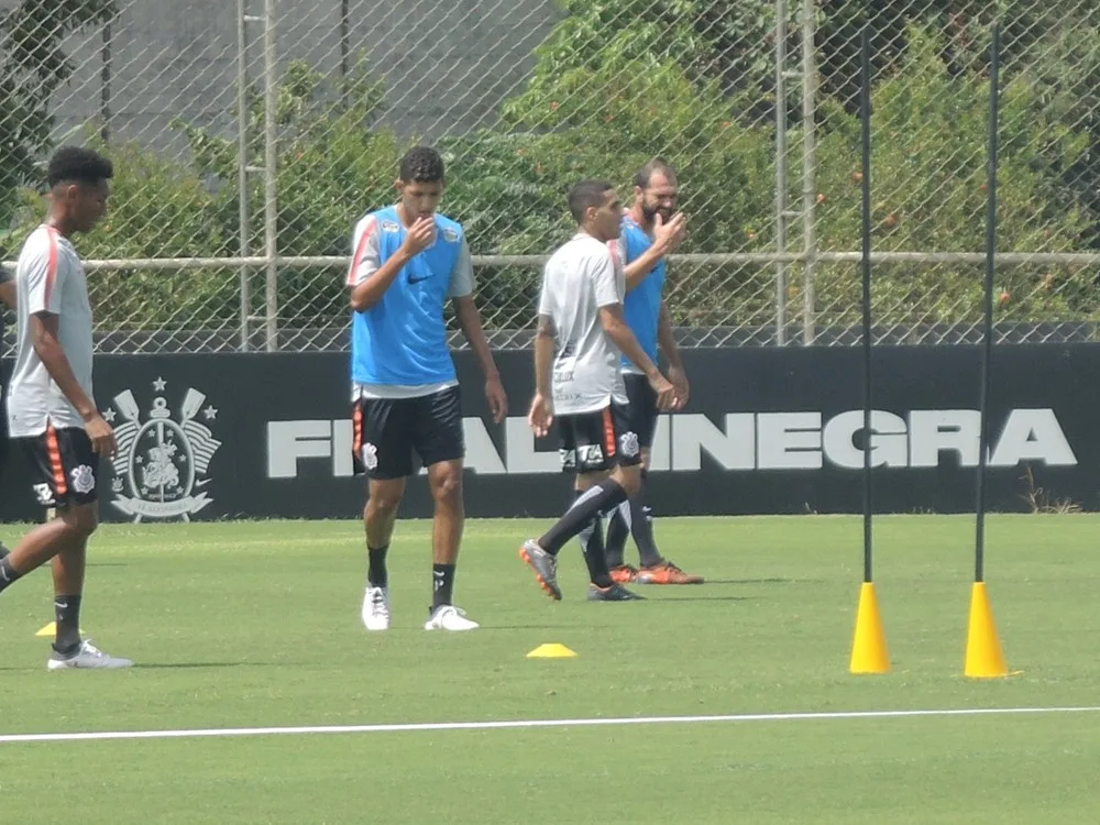 Gol em Cássio é cartão de visita de Matheus em treino no Corinthians