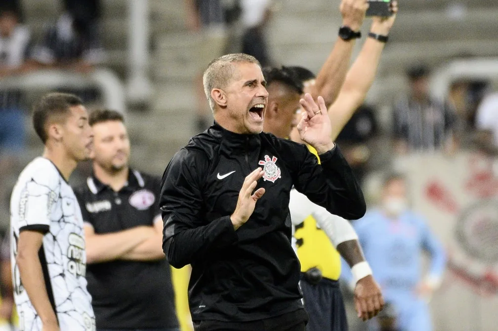 Mesmo com empate, Sylvinho vê Corinthians 