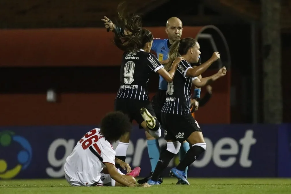 Feminino: Corinthians vira no último minuto, vence o São Paulo e recupera a liderança do Brasileiro