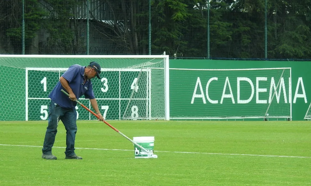 Roger muda pintura do campo e repete estratégia de Eduardo 