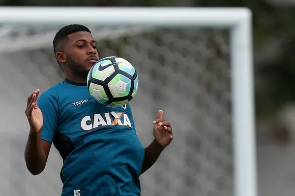 Corinthians se reúne com agente e tenta a contratação de zagueiro do Botafogo