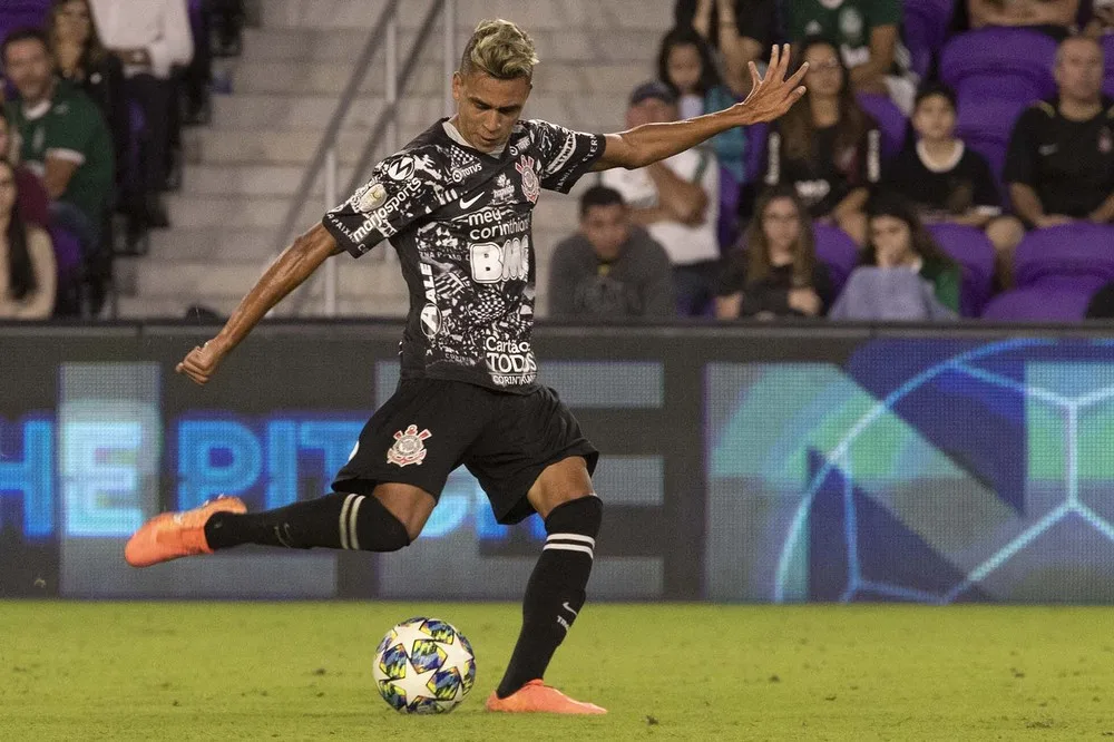 Corinthians paga primeira parcela de Cantillo e volante fica mais perto da regularização