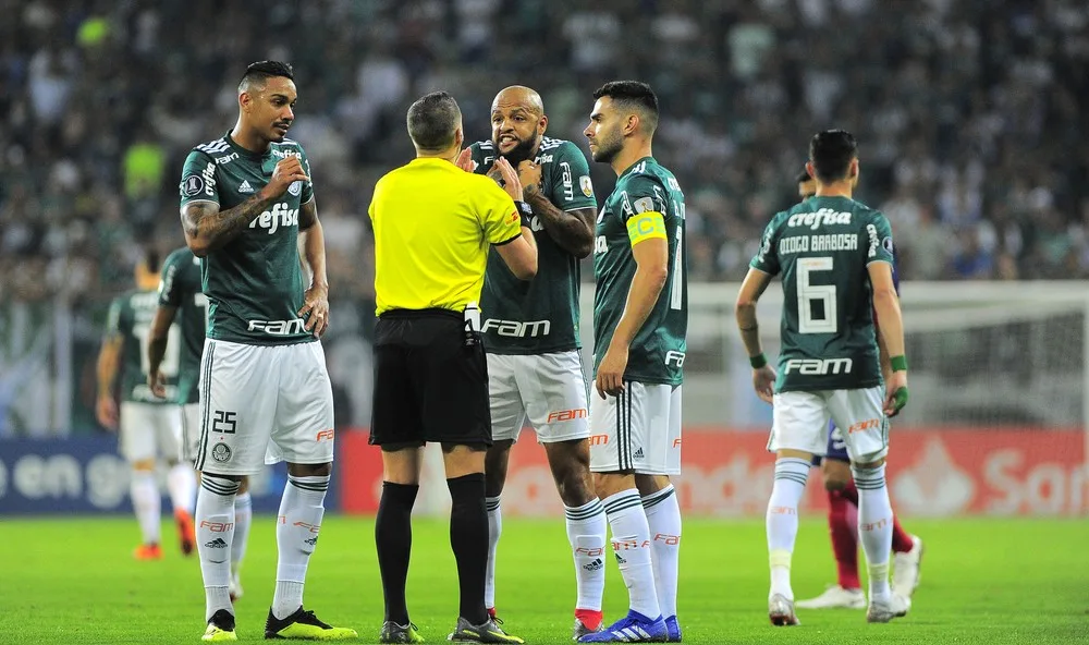 Palmeiras terá audiência com a Conmebol para defender Deyverson e Felipe Melo