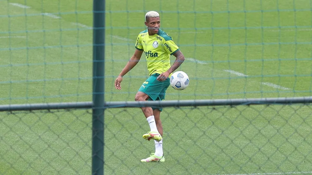 Perto de retornar, Danilo deve ampliar disputa por vaga no meio de campo do Palmeiras 