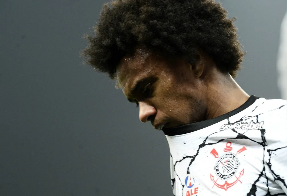 Willian volta a sentir desconforto na coxa e deixa jogo do Corinthians chorando