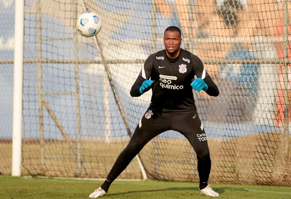 Novo goleiro do Corinthians segue o sonho do pai após viver tragédia familiar na infância