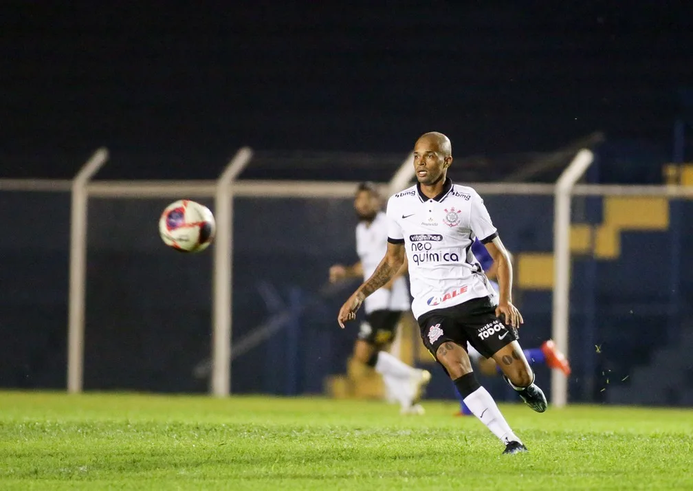 Vitinho é o sexto jovem do Corinthians a estrear no Paulistão e festeja: 