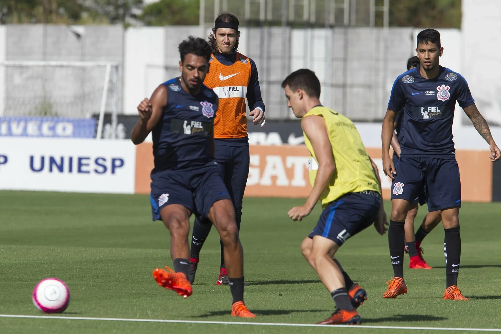 Corinthians faz primeiro treino com bola em 2018, e zagueiro sai com dores