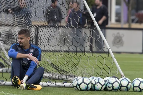 Comparado a Marquinhos, Léo Santos ganha atenção especial no Corinthians