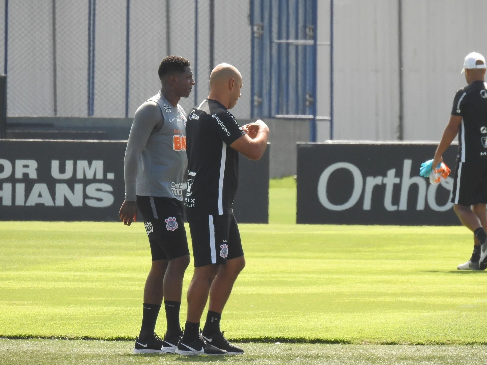 Escalação do Corinthians: Yony González não treina com o grupo e será desfalque neste sábado