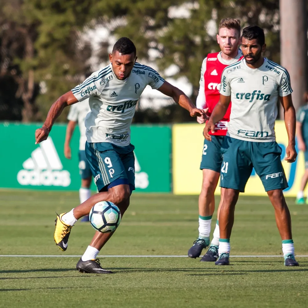  Borja se irrita com cobrança de volante e sai mais cedo de treino do Palmeiras