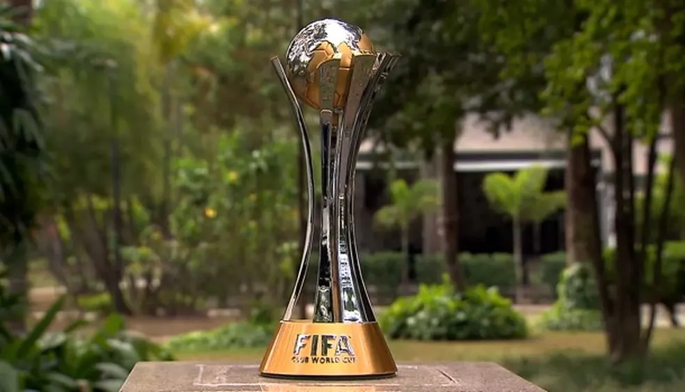 Troféu mundial do Corinthians inspira carinho e tem réplica perfeita com Chicão; confira