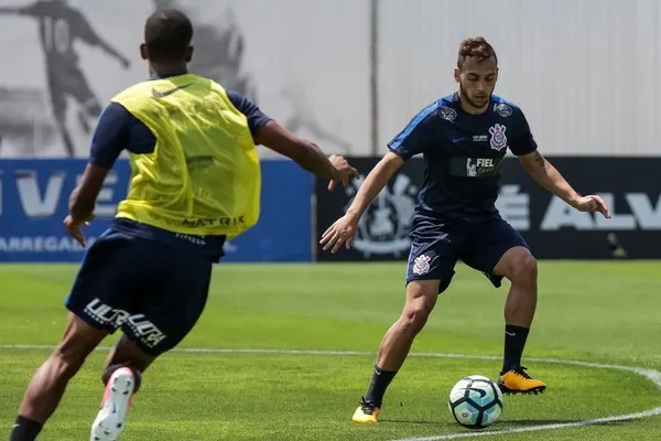 Maycon reconhece queda do Corinthians e avisa: 