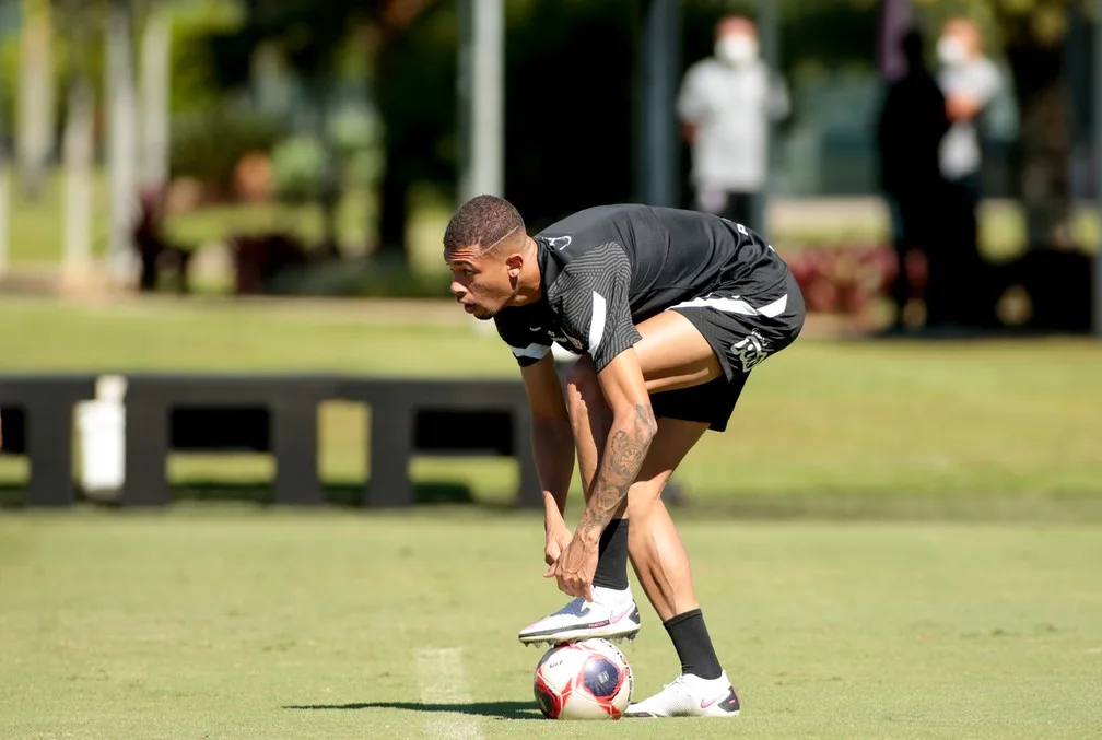 Corinthians abre conversas e inicia processo de renovação com zagueiro João Victor