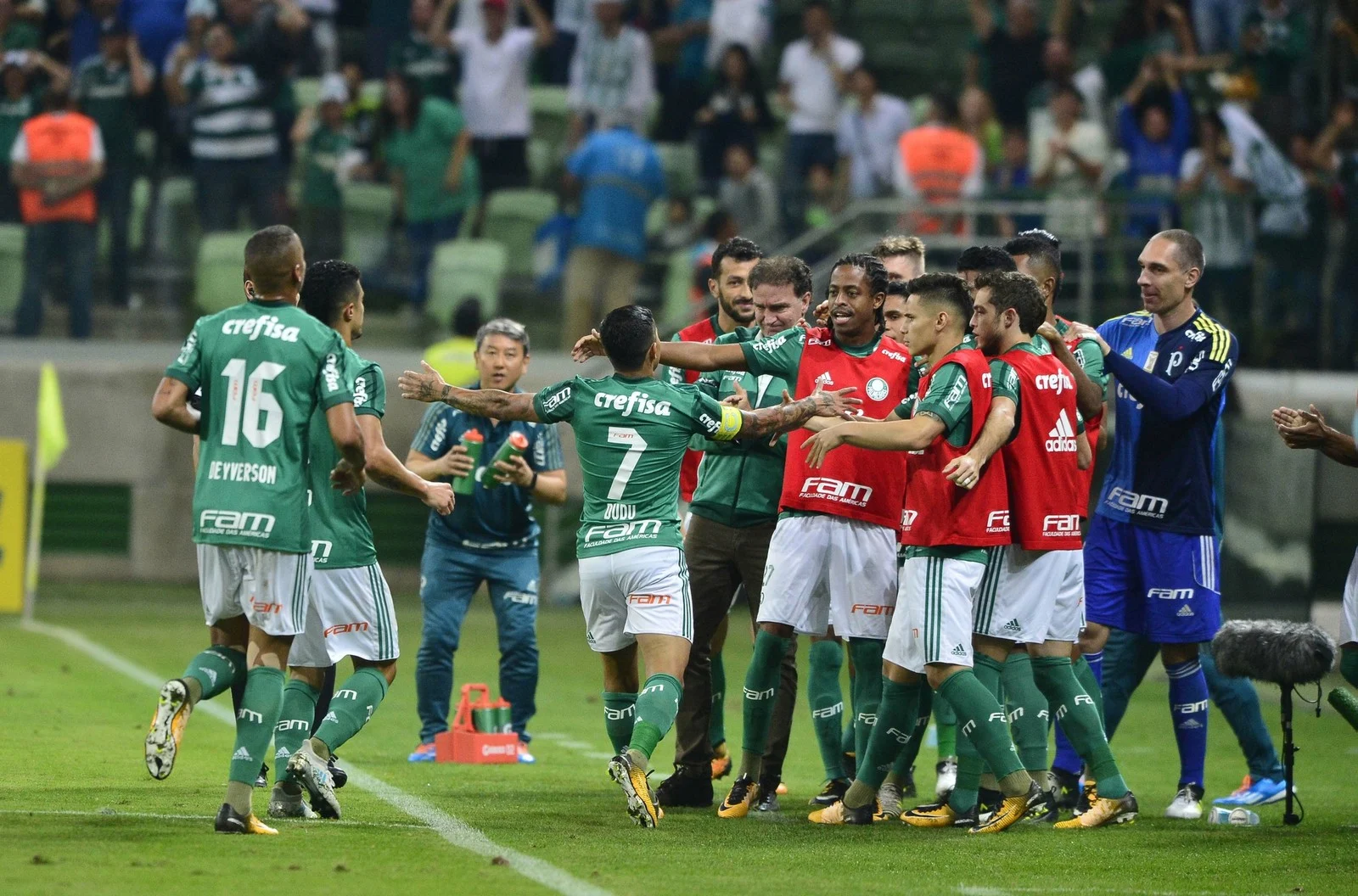 Atuações do Palmeiras: atacantes decidem vitória em casa, e lateral se destaca